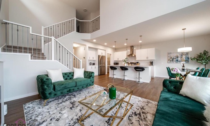 Southeast Edmonton House | Orchards Retreat, AC, Family Friendly, Sleeps 10, NearAirprt