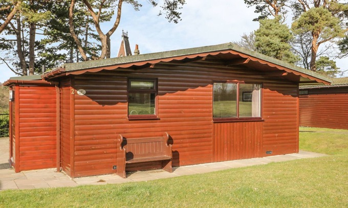 Saltburn-by-the-Sea Cottage | ORCHID LODGE, pet friendly, with a garden in Saltburn-By-The-Sea