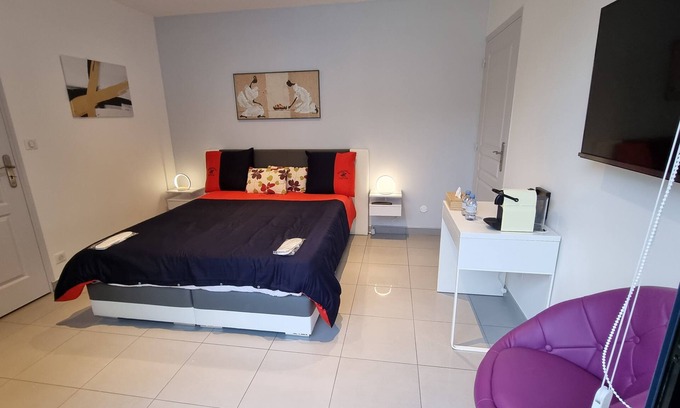 Olivet Bed & Breakfast | Orchid with on-site parking