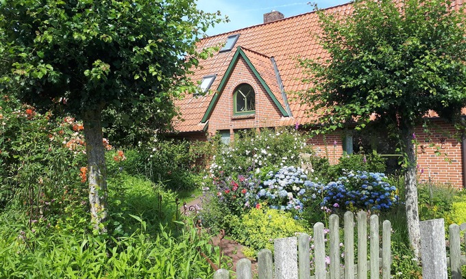 Osterhever House | Organic holiday home, idyllic garden. For you alone!