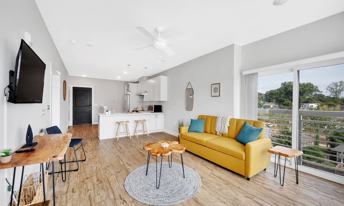 Commonwealth Apartment | Organic Modern ♥ King Bed ♥ In Plaza Midwood