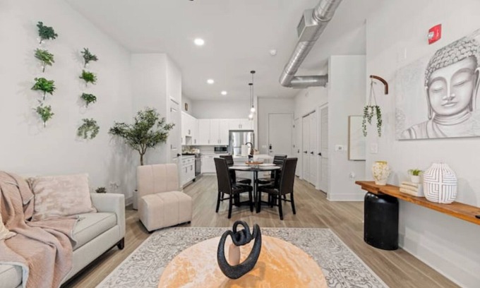 Dallas Apartment | Organic Modern Retreat 1 BR2Bed Pool & Gym