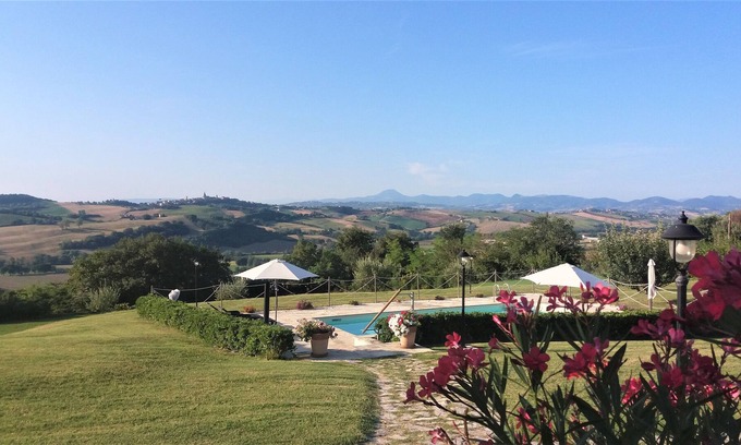 Corinaldo Villa | Original country house in the green heart of the Marche with swimming pool and garden!