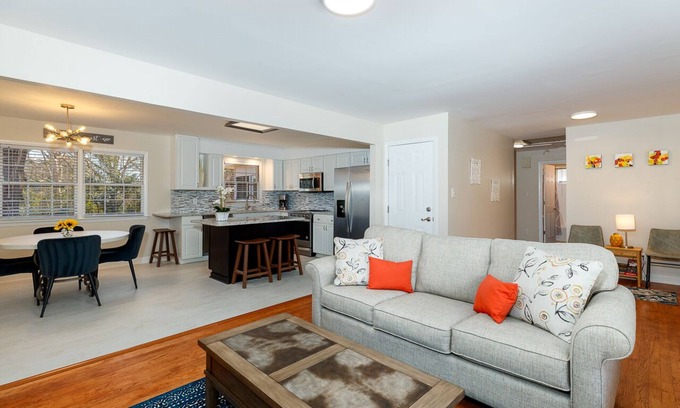 Northwest Raleigh House | Original Oak Tree Oasis: Private sunroom/deck/grill/firepit/yard (❤️ of Raleigh)