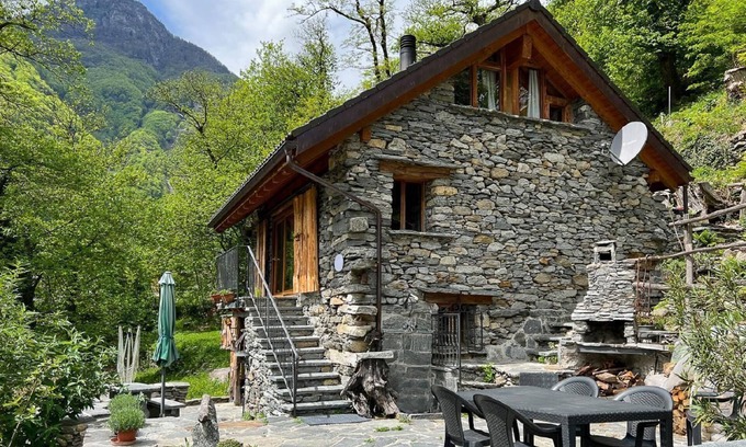 Cavergno House | Original rustico with a view of the Maggia Valley