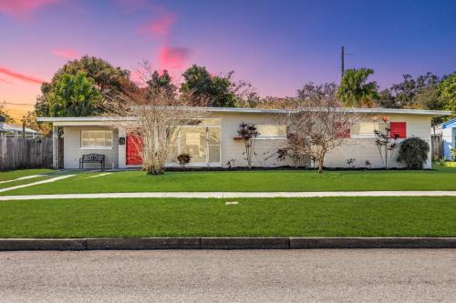 Englewood Park House | Orlando Airport Vacation Home Pet Friendly