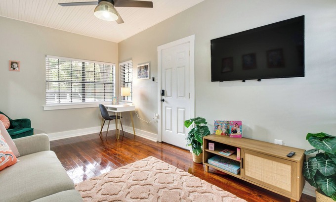 Colonialtown North House | Orlando ‘Golden Girls’ Retreat: Prime Location!