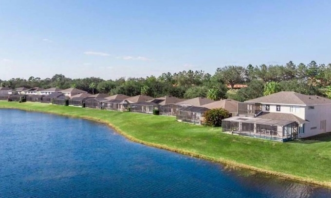Sunset Lakes House | Orlando Lake House, Pool, 10min to Disney, Universal, 10 guests