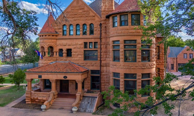 Pueblo House | Orman Mansion- Most Luxurious Stay! King Suite