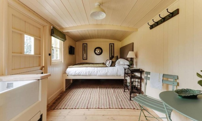 Great Yarmouth Ski Chalet | Ormesby Manor - Shepherd's hut Gardener