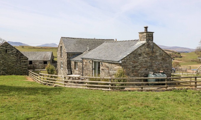 Gwynedd- Snowdonia Cottage | ORSEDD WEN COTTAGE, pet friendly, with open fire in Betws-Y-Coed