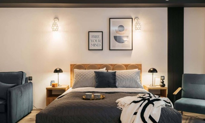 Ursus Apartment | ORSO City Studio with king size bed and sofa