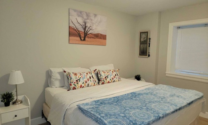 Abbotsford House | Oscar INN &2 bd Family Suite Separate Entr&Kitchen