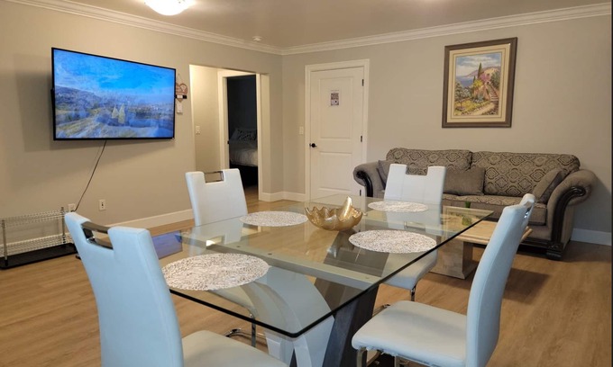 Abbotsford House | Oscar INN & 2BD Guest Suite