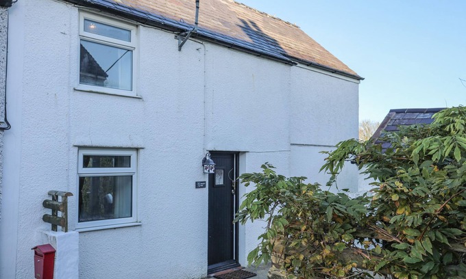 Brynsiencyn Cottage | OSCAR'S PAD, pet friendly, with open fire in Brynsiencyn