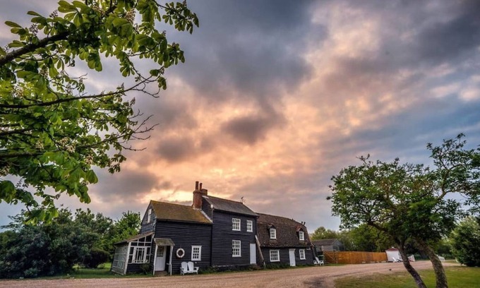 Maldon Apartment | Osea Island: Antique Cottage