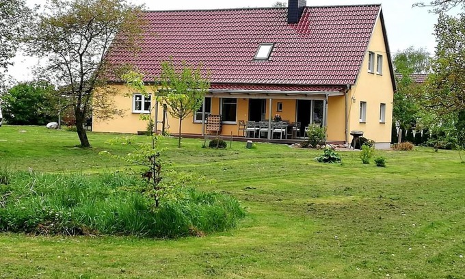 Jakobsdorf House | Ostseenahes Ferienhaus mit 3 Schlafzimmern und großem Naturgarten auf 6000 qm