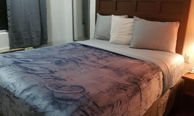 Stillwater Apartment | osu King Bed Hotel Room 112 Wi-Fi Booking