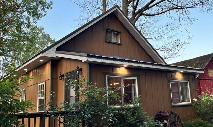 Gaylord House | "Otsego Lake Retreat" Charming 3-bedroom house with WiFi and AC in Gaylord