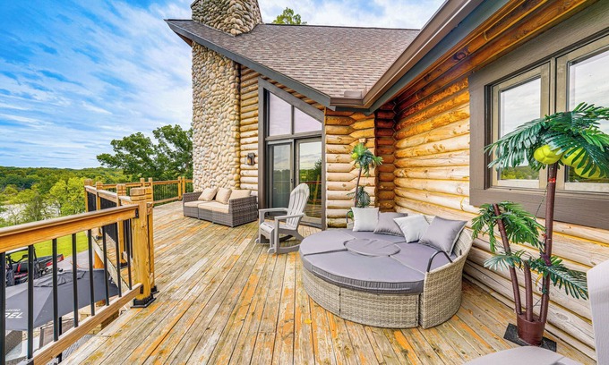 Ottawa Cabin | Ottawa Cabin: Hot Tub, Wraparound Deck, Games