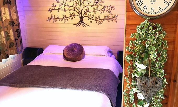 Warminster Ski Chalet | Otter 2 HOT TUB-HuntersMoon- Warminster-Wiltshire-Bristol