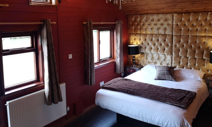 Warminster Ski Chalet | Otter 3 (Hot Tub) HuntersMoon-Warminster-Bath-Salisbury