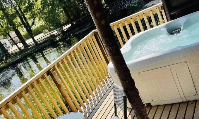 Warminster Ski Chalet | Otter 4 Hot Tub - HuntersMoon-Warminster-Bath-Salisbury