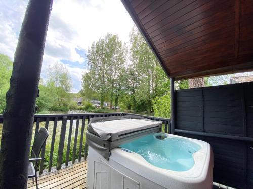 Warminster Ski Chalet | Otter 4 Hot Tub - HuntersMoon-Warminster-Bath-Salisbury