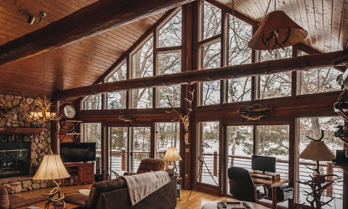 Hayward Cabin | Otter Cove Lodge: Serene Lakefront Retreat w/Kayaks, Fireplaces, & Room for 10