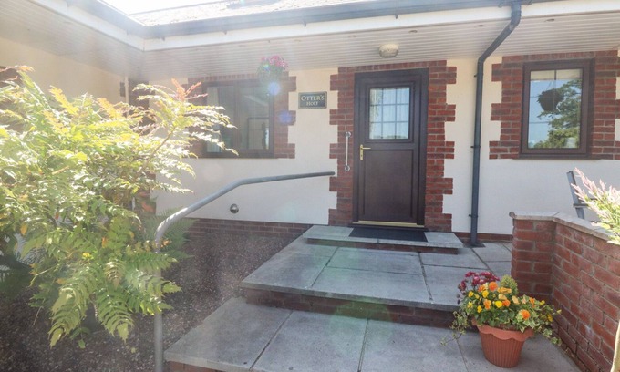 Ash Mill Cottage | OTTERS HOLT, pet friendly, with a garden in South Molton