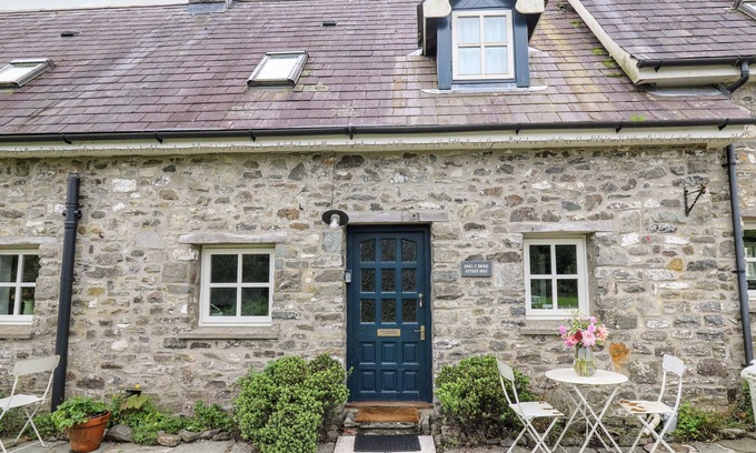 Llandeilo Cottage | OTTERS HOLT, pet friendly, character holiday cottage in Llandeilo