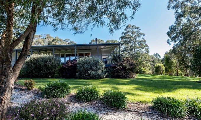 Johanna House | Otway Valley Lodge - Large family home sleeping 12 in idyllic Otways bush setting