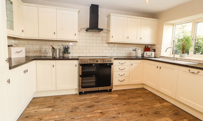 Cotebrook Cottage | OULTON BARN HOUSE, family friendly, with a garden in Tarporley