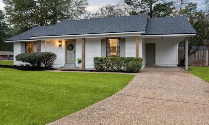 Shreveport House | Our cozy, fully remodeled "Treehouse"!