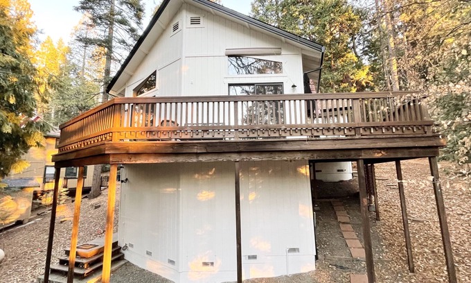 Mi-Wuk Village Ski Chalet | “Our Hideaway Chalet” Mi-Wuk Village - Wifi AC Heat Fireplace - Summer bookings!
