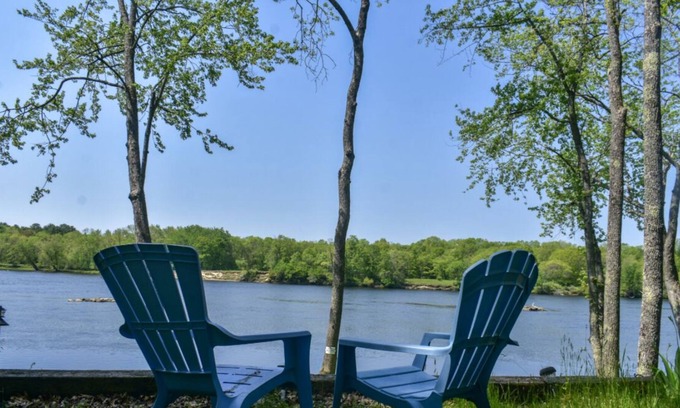 Topsham House | Our Maine Happy Place: Tranquil riverfront home with a wicked good view!