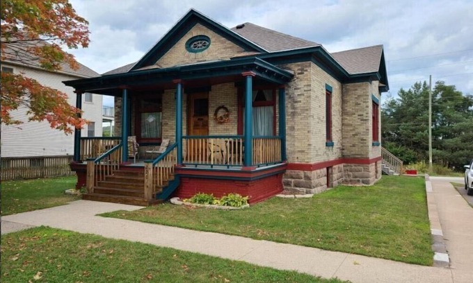 Munising House | OUR PLACE INN MUNISING- Make Summer Memories in Munising – Stay Near the Water!