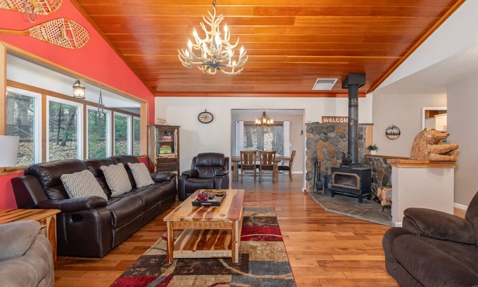Glencoe Cabin | OUR SILVER LINING- W/REC ROOM + AC + WHOLE HOUSE GENERATOR