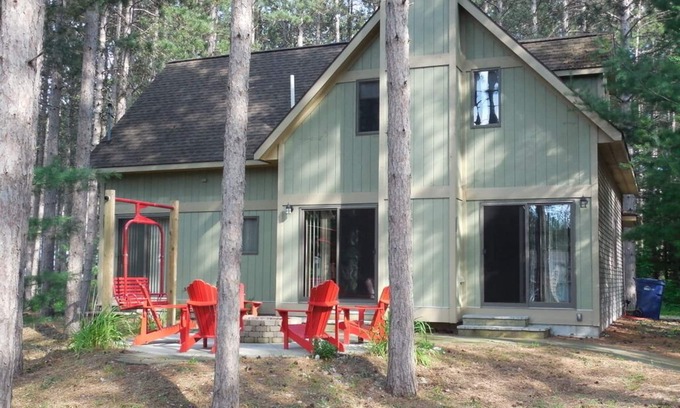 Thompsonville Ski Chalet | Out-N-About Chalet at CRYSTAL MOUNTAIN: Best rates at Crystal Mountain