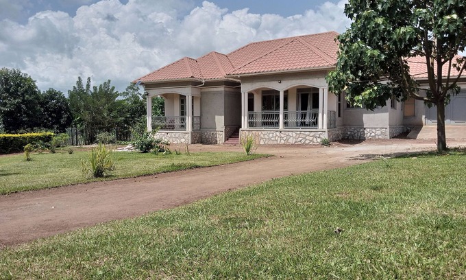 Mukono House | Out of town bungalow with a large green compound, trees and outdoor space