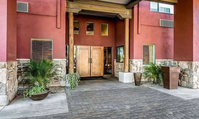 Palm Valley Hotel | Outdoor Adventure! Comfy Unit Near Attractions, Pool, Breakfast, Free Wifi