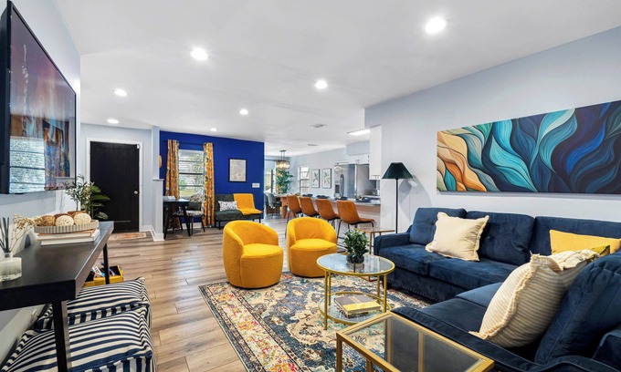 North Hyde Park House | Outdoor Games, Firepit, King bed, BBQ Grill, Close to Downtown and attractions