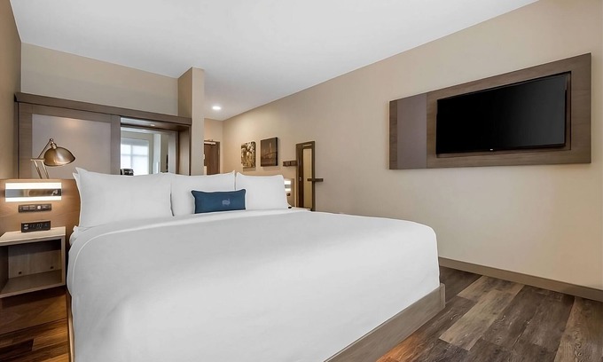 Lauderdale Beach Hotel | Outdoor Getaway! Stylish Unit Near Beach and Attraction, Valet Parking