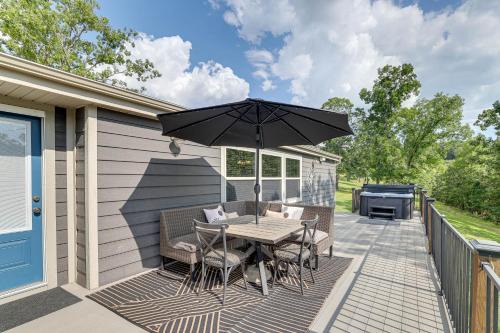 Golden House | Outdoor Kitchen and Hot Tub Table Rock Lake House