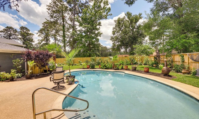 Humble House | Outdoor Kitchen & Hot Tub: Tranquil Home in Humble