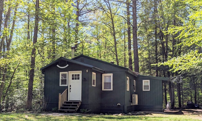 Hillsboro Cottage | Outdoor lovers! Walk to the Lake - Kayaks - Ski - Chiminea - Hike.