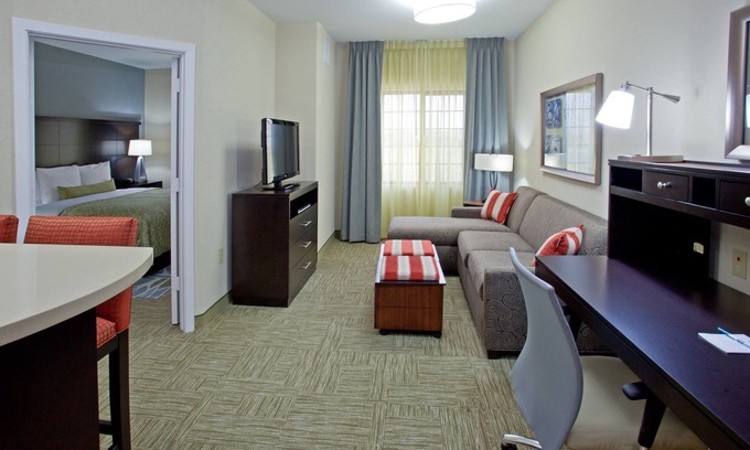 The Fountains Condo | Outdoor Pool + 24 Hour Fitness Center + Free Breakfast