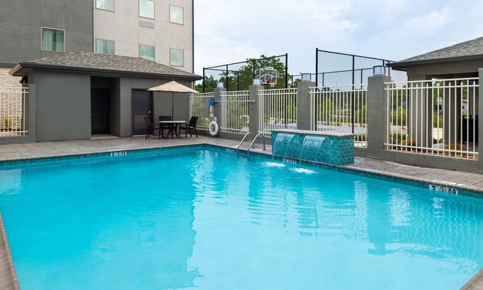 Lake Charles Condo | Outdoor Pool. Free Breakfast. Great for Business Travel!