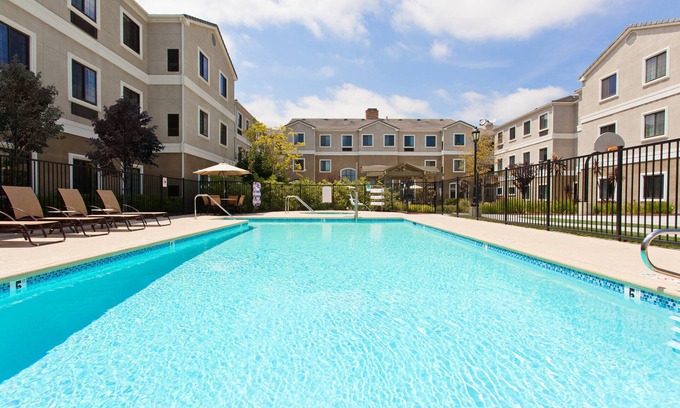 Lake Forest Condo | Outdoor Pool & Hot Tub. Free Breakfast. 30 Min Drive to Disney!