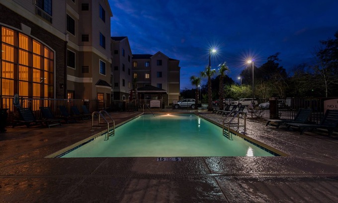 Oak Condo | Outdoor Pool + Near to the Beach | 1 Bedroom